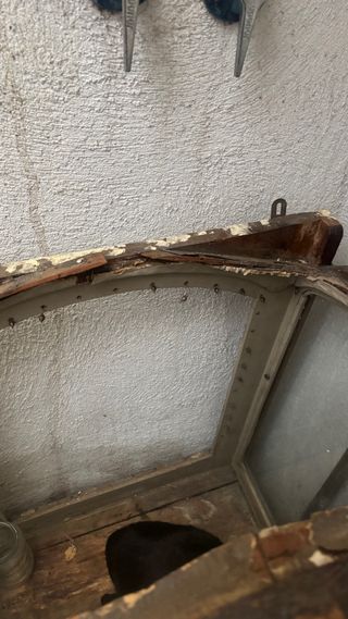 Prezioso vetrinetta antica con dettagli dorati