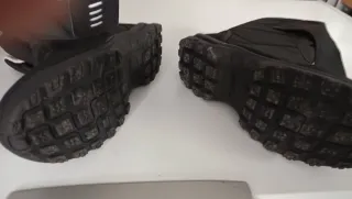 Botas de nieve negras.