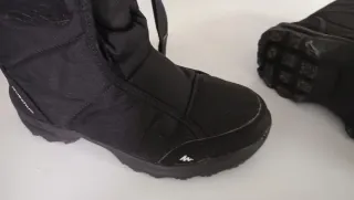 Botas de nieve negras.