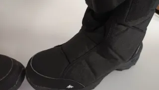 Botas de nieve negras.