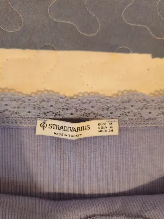 Top morado Stradivarius con encaje