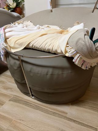 Estructura metal y puf fotografía recién nacido