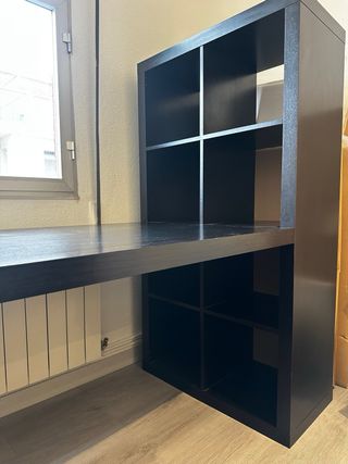 Escritorio con estantería negra