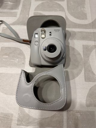 Cámara Instax Mini 9 + Funda Gris
