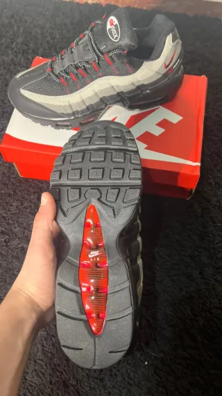 Nike Air Max 95 Negro Gris Rojo