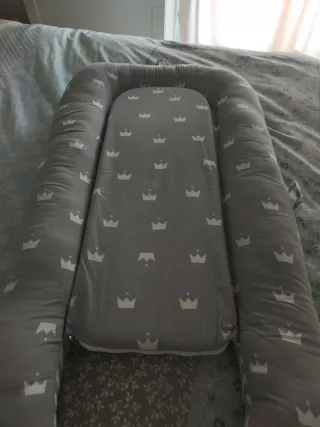 Nido colecho para bebé con estampado de coronas re