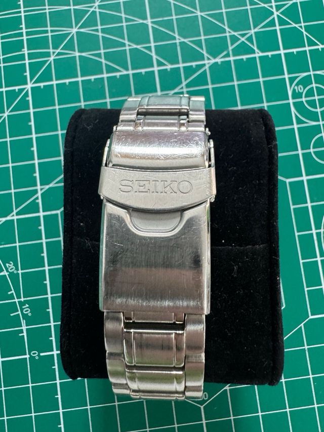 Lote cruz plata y Reloj Seiko 5 Sport