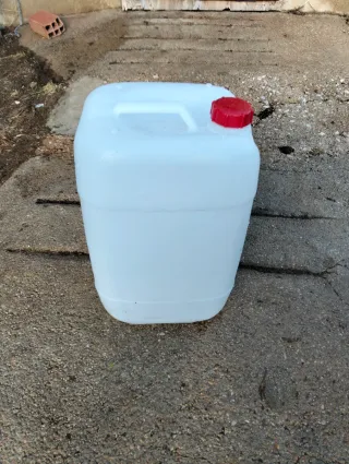 Se regalan garrafas de plástico de 25 litros.