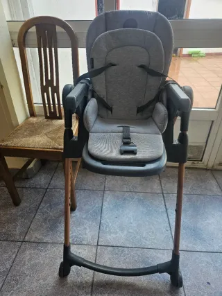 Trona de bebé gris y madera