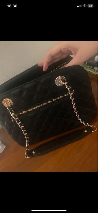 Bolso Guess Negro Acolchado Cadena Dorada