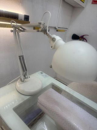 Lámpara de mesa articulada blanca