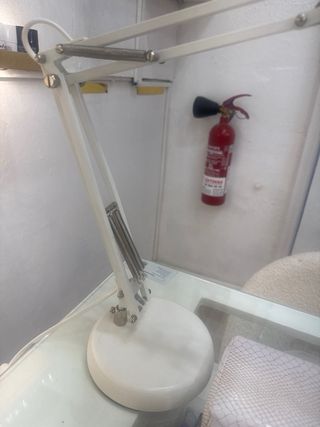 Lámpara de mesa articulada blanca