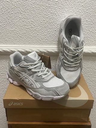 Zapatillas Asics grises y blancas