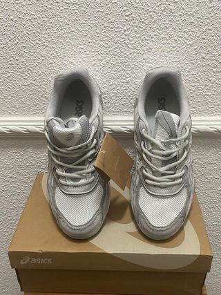 Zapatillas Asics grises y blancas