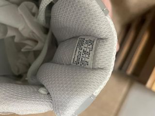 Zapatillas Asics grises y blancas