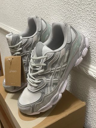 Zapatillas Asics grises y blancas