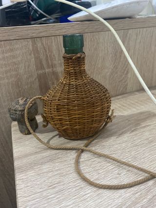 Antigua fugeta de mimbre con tapón verde