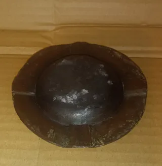 Antico portacenere in rame con rilievo