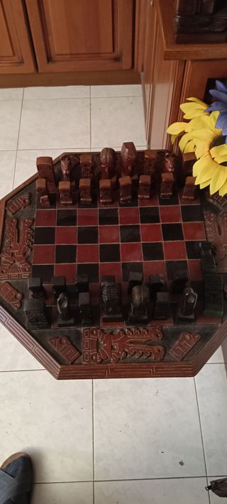 Scacchiera etnica in legno intagliato