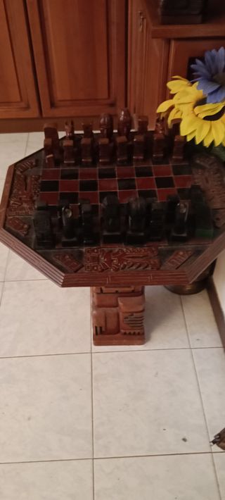 Scacchiera etnica in legno intagliato