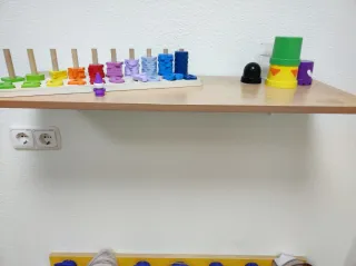 Estantería madera marrón con soportes blancos