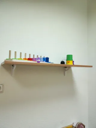 Estantería madera marrón con soportes blancos