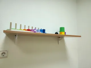 Estantería madera marrón con soportes blancos