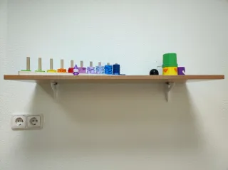 Estantería madera marrón con soportes blancos