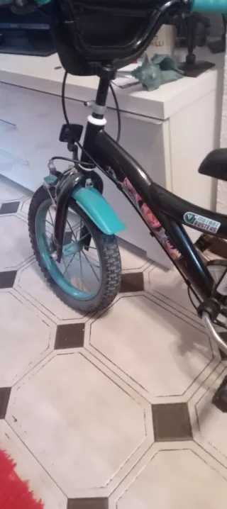 Bicicleta infantil negra y turquesa