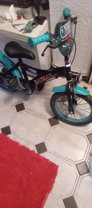 Bicicleta infantil negra y turquesa
