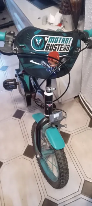 Bicicleta infantil negra y turquesa