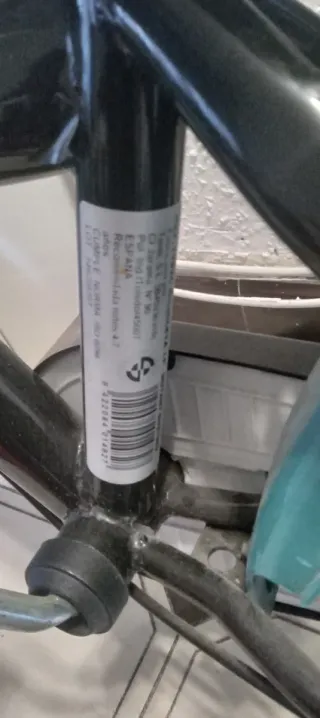 Bicicleta infantil negra y turquesa