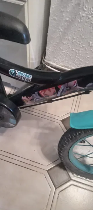 Bicicleta infantil negra y turquesa