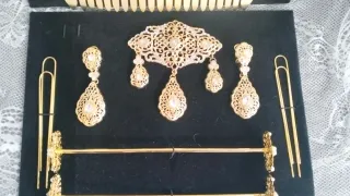 LOTE Dorado: Peinetas y Aderezo