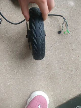 Rueda de patinete con motor y freno