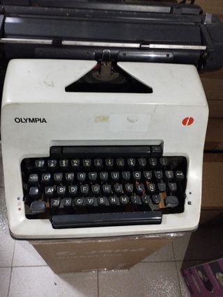 Maquina de escribir antigua