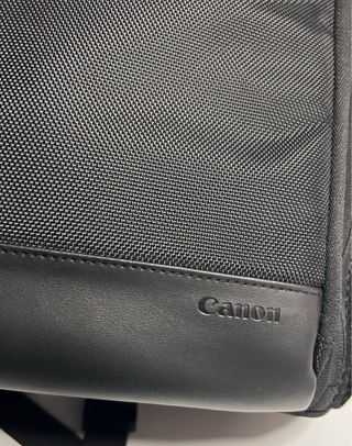 Cámara Canon EOS 77D + Mochila Negra