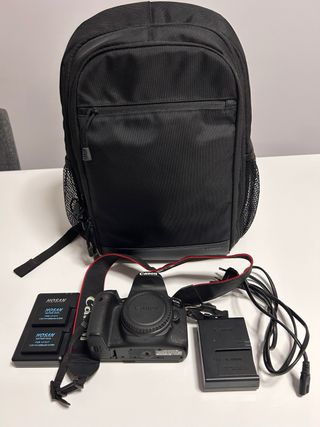 Cámara Canon EOS 77D + Mochila Negra