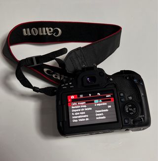 Cámara Canon EOS 77D + Mochila Negra