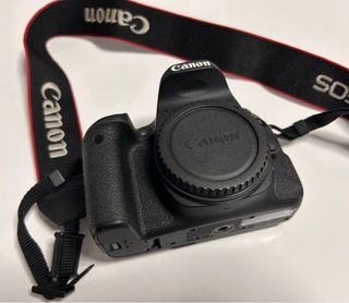 Cámara Canon EOS 77D + Mochila Negra