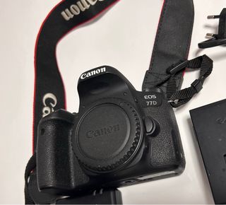 Cámara Canon EOS 77D + Mochila Negra
