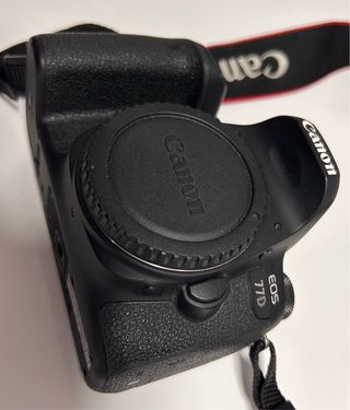 Cámara Canon EOS 77D + Mochila Negra