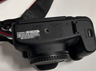 Cámara Canon EOS 77D + Mochila Negra