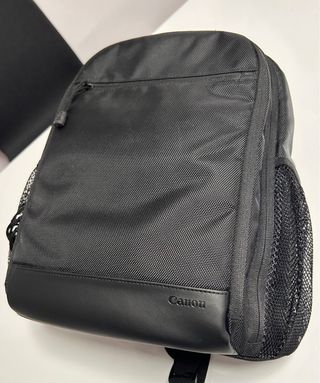 Cámara Canon EOS 77D + Mochila Negra