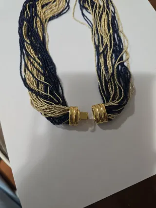 Collar de cuentas azul y dorado