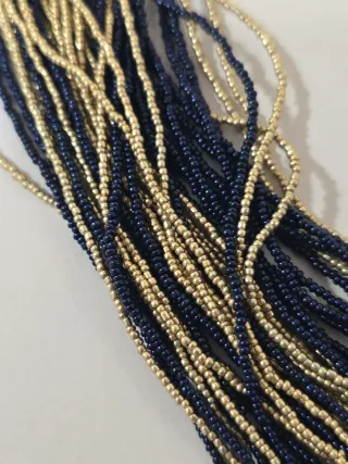 Collar de cuentas azul y dorado