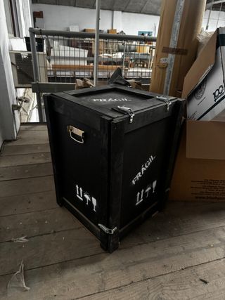 Caja de transporte de madera, negra