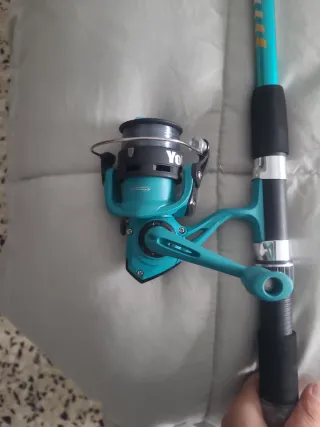 Caña de pesca y carrete turquesa