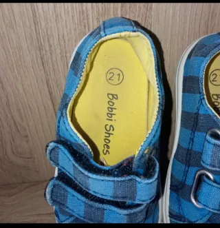 Scarpe da ginnastica con chiusura a strappo, n. 21