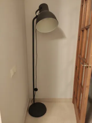 Lámpara de pie negra